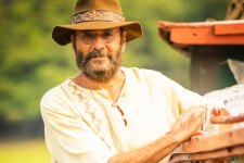 Almir Sater interpreta Eugênio no remake de Pantanal (Reprodução/TVGlobo)