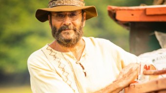 Almir Sater interpreta Eugênio no remake de Pantanal (Reprodução/TVGlobo)