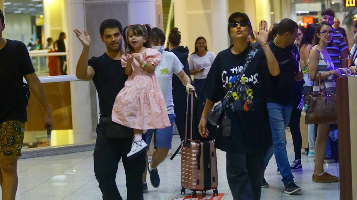 Sabrina Sato e Duda Nagle com a filha Zoe durante embarque em aeroporto do Rio (Foto: Vítor Pereira/Ag News)