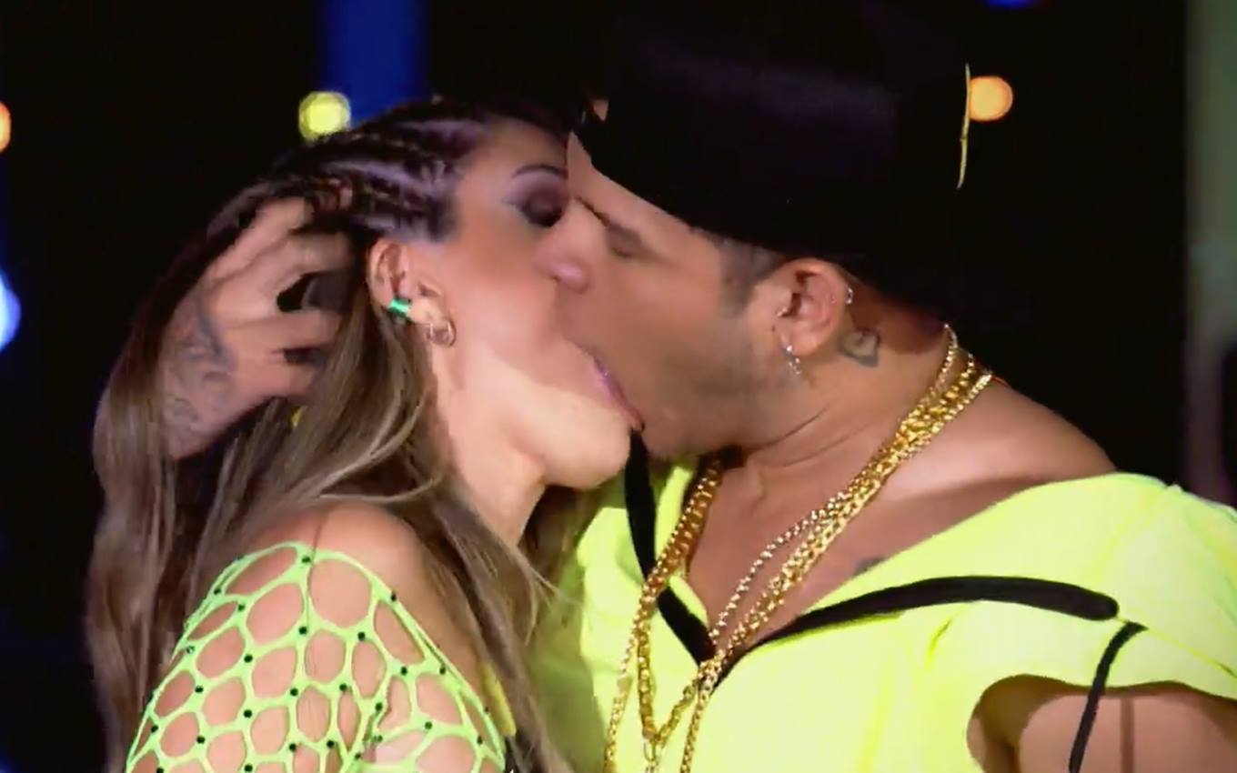 Tierry e Carla Bruno se beijaram no palco do Domingão (Reprodução/TVGlobo)
