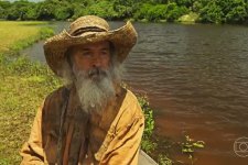 Velho do Rio (Osmar Prado) revela a Jove (Jesuíta Barbosa) que é Joventino (Irandhir Santos) em Pantanal (Foto: Reprodução/TV Globo)