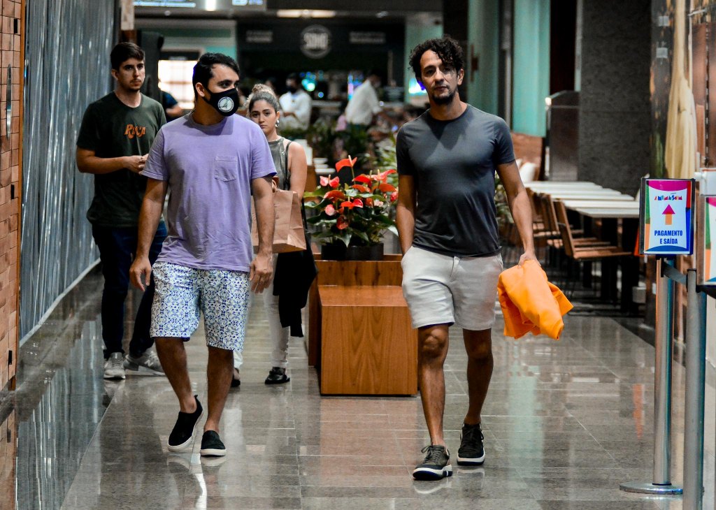 Irandhir Santos e o marido são flagrados em Shopping do Rio (Foto: Webert Belicio - Agnews)