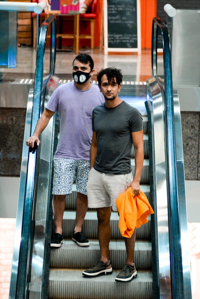 Irandhir Santos e o marido são flagrados em Shopping do Rio (Foto: Webert Belicio - Agnews)