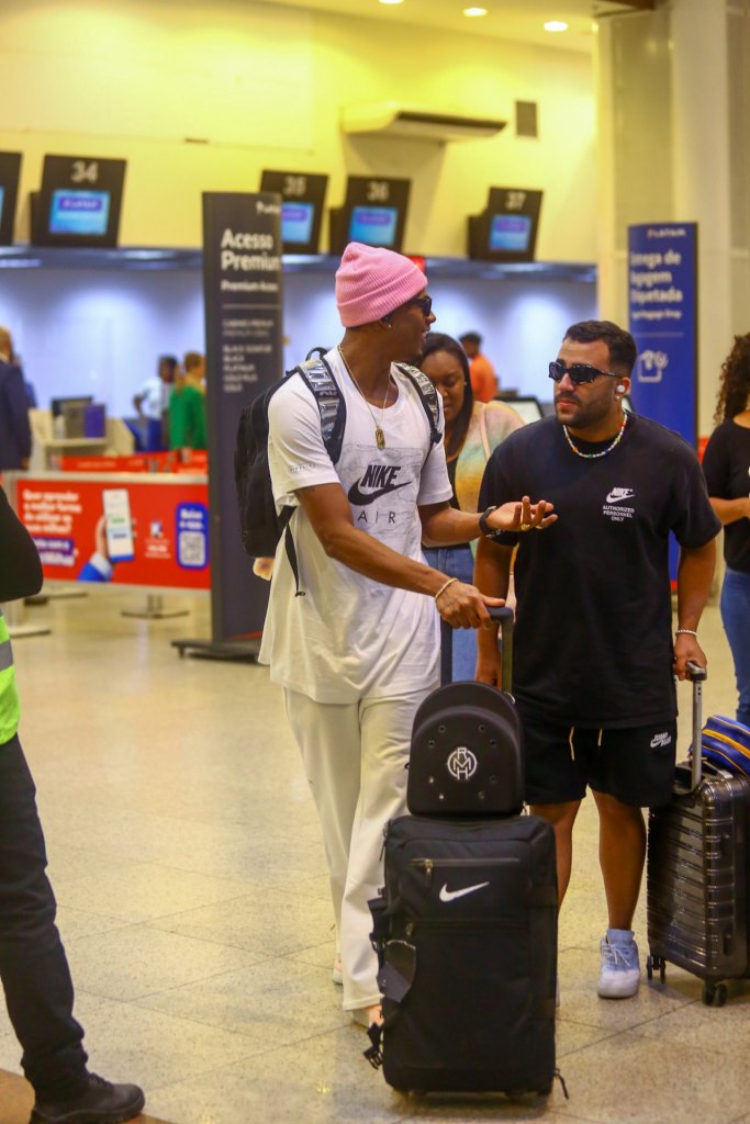 Paulo André é visto em aeroporto do Rio de Janeiro (Foto: Vítor Pereira/ AGNEWS)