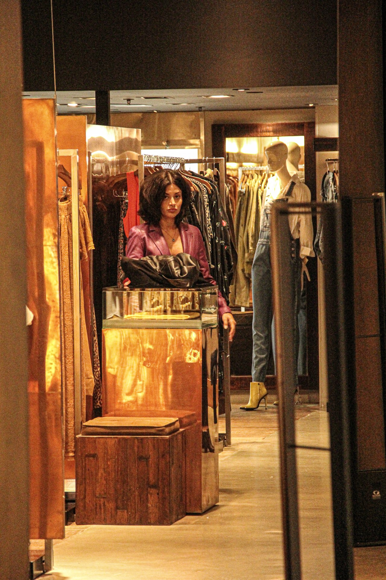 Aline Campos, ex-Riscado, é vista fazendo comprar em shopping no Rio