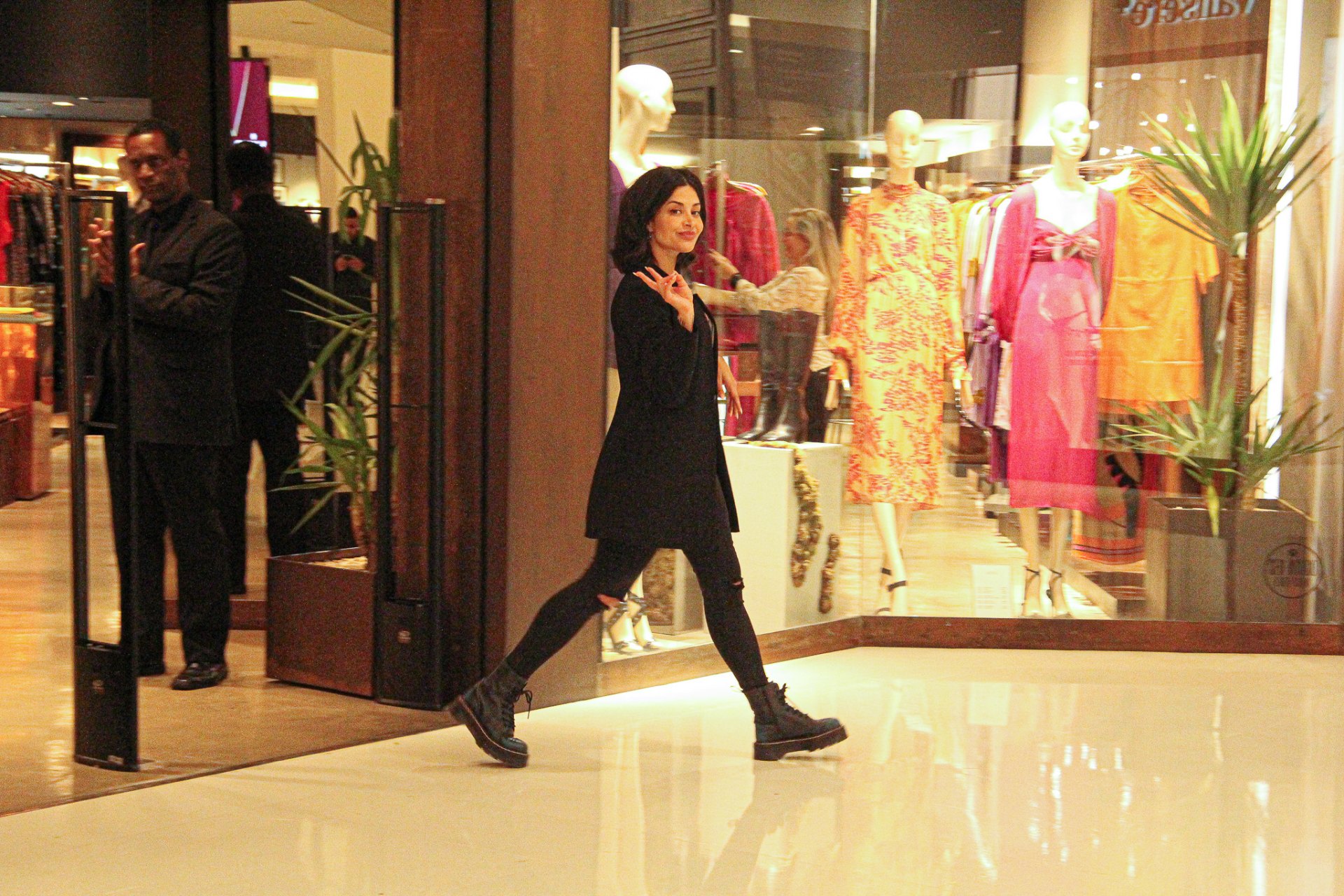 Aline Campos, ex-Riscado, é vista fazendo comprar em shopping no Rio