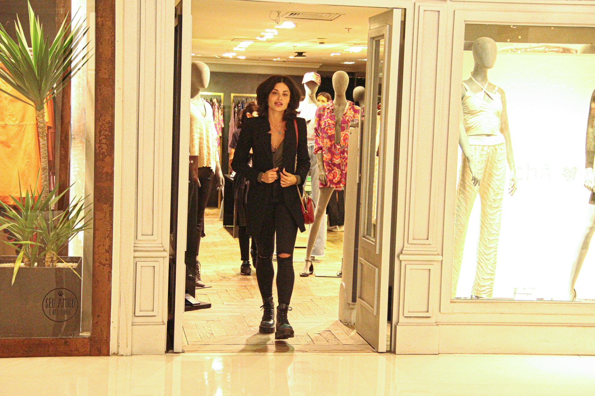Aline Campos, ex-Riscado, é vista fazendo comprar em shopping no Rio 