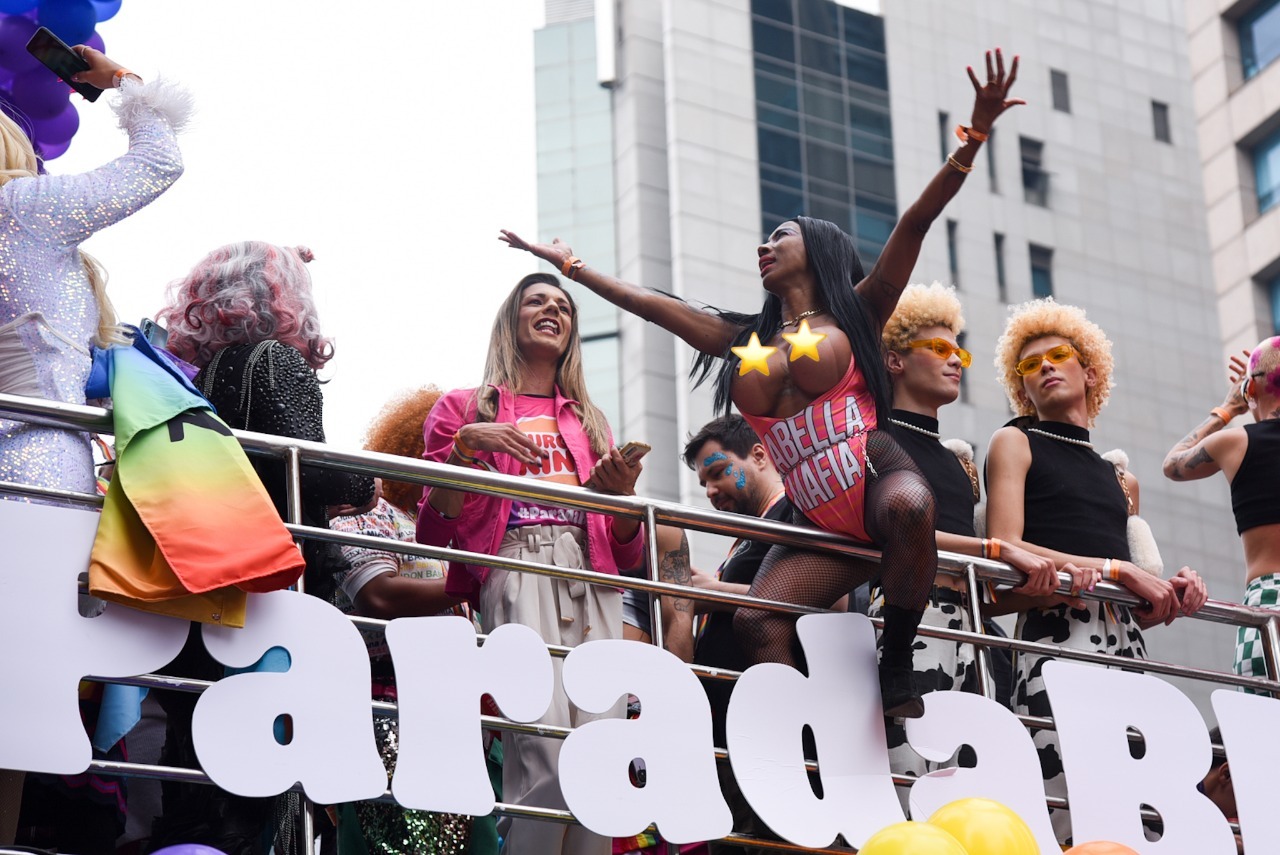 Inês Brasil deixou os seios à mostra (Foto: Andy Santana/AgNews)
