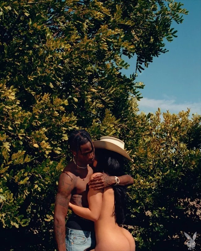 Kylie Jenner nua em foto com Travis Scott