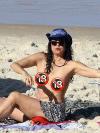 Giovanna Gold faz topless na praia (Foto: Daniel Delmiro/AgNews)