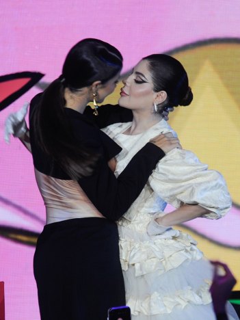 Gkay e Bianca Andrade dão beijão na premiação da MTV MIAW 2022 (Foto: Eduardo Martins / Agnews)