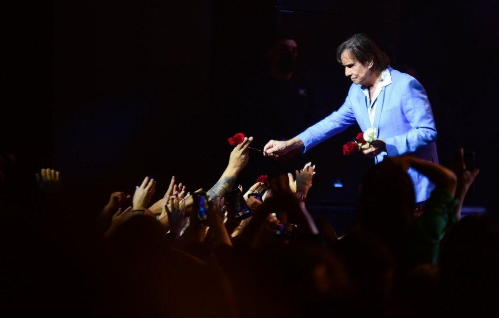 Roberto Carlos volta a fazer a tradicional distribuição de Rosas no término de seu show no VIBRA (Foto: Leo Franco / AgNews)