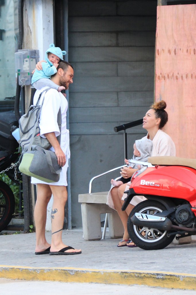 Emilio Dantas acompanhado da esposa leva o filho para natação (Foto Fabricio Pioyani AgNews)