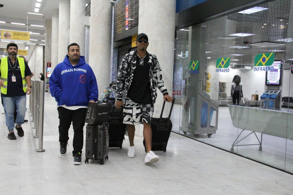 Paulo André é recebido por fã Clube no aeroporto Santos Dumont no Rio (Foto: AGnews)