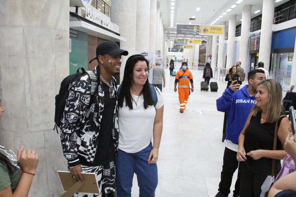 Paulo André é recebido por fã Clube no aeroporto Santos Dumont no Rio (Foto: AGnews)