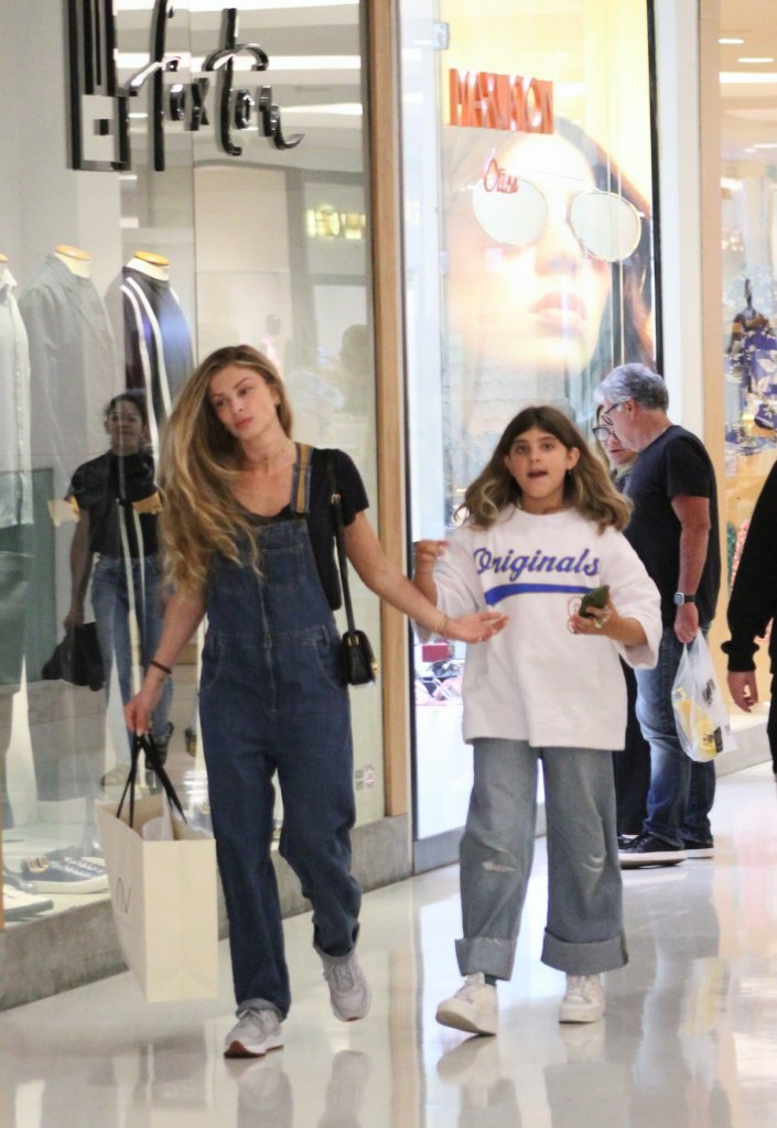 Grazi Massafera com sua filha Sofia em um shopping (Foto: ADÃO/ AGNEWS)