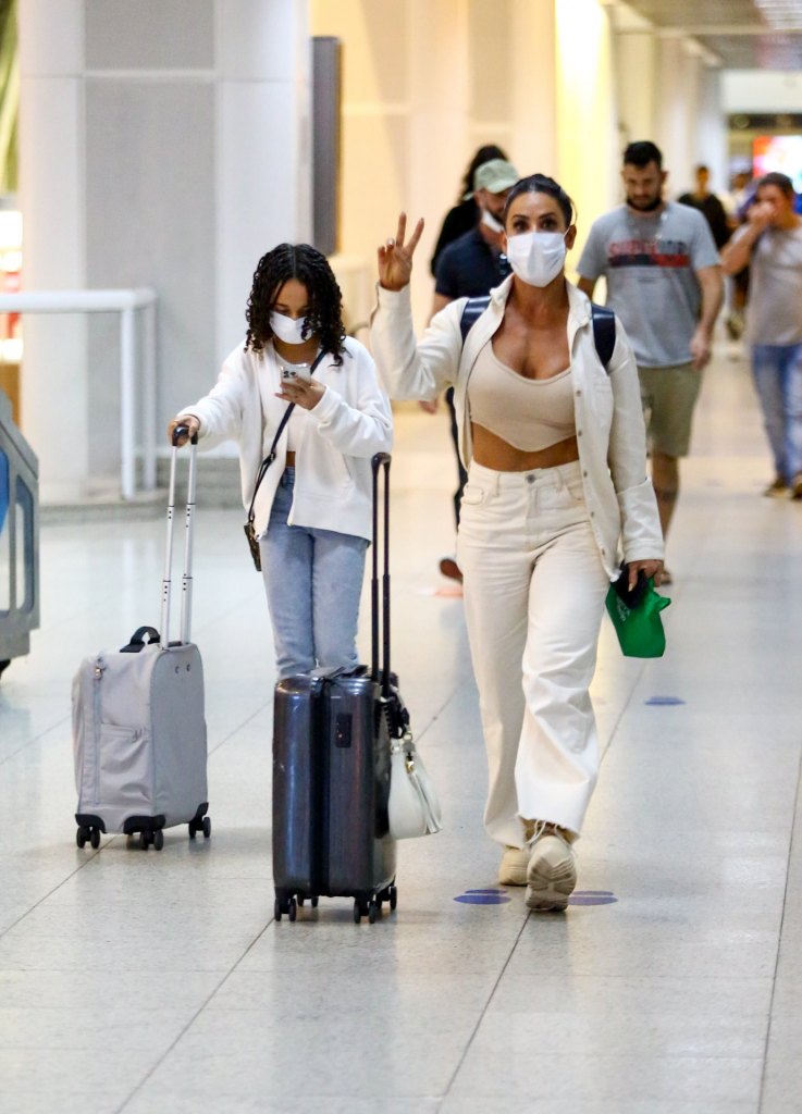 Scheila Carvalho é vista com filha em aeroporto do Rio de Janeiro (Foto: Vítor Pereira/AGNEWS)