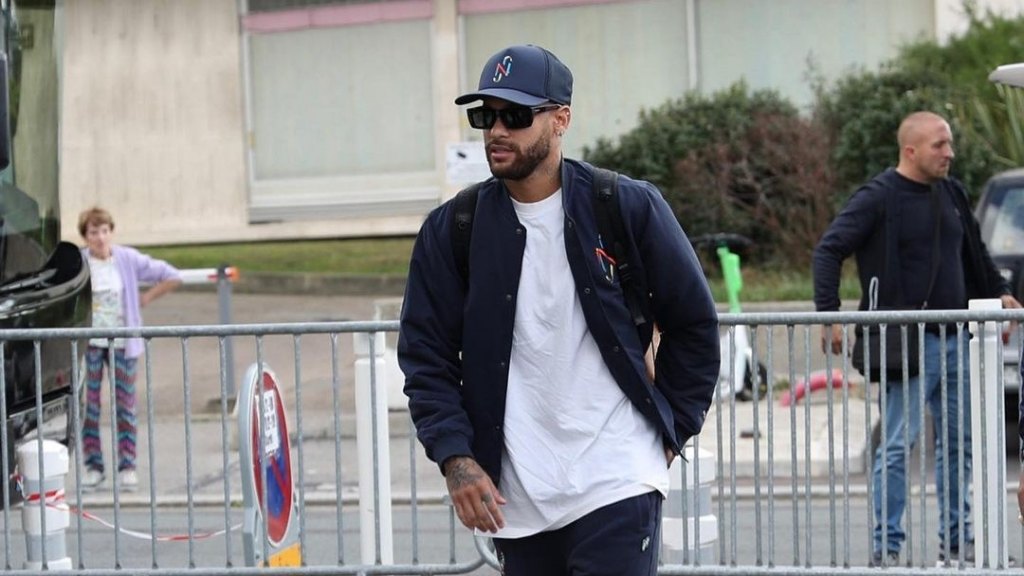 O jogador Neymar Jr. andando na rua