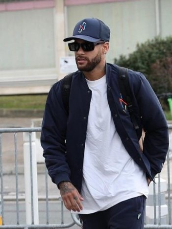O jogador Neymar Jr. andando na rua