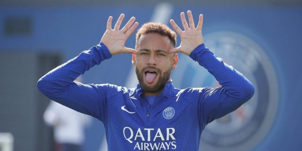 Neymar Jr. faz careta em clique profissional