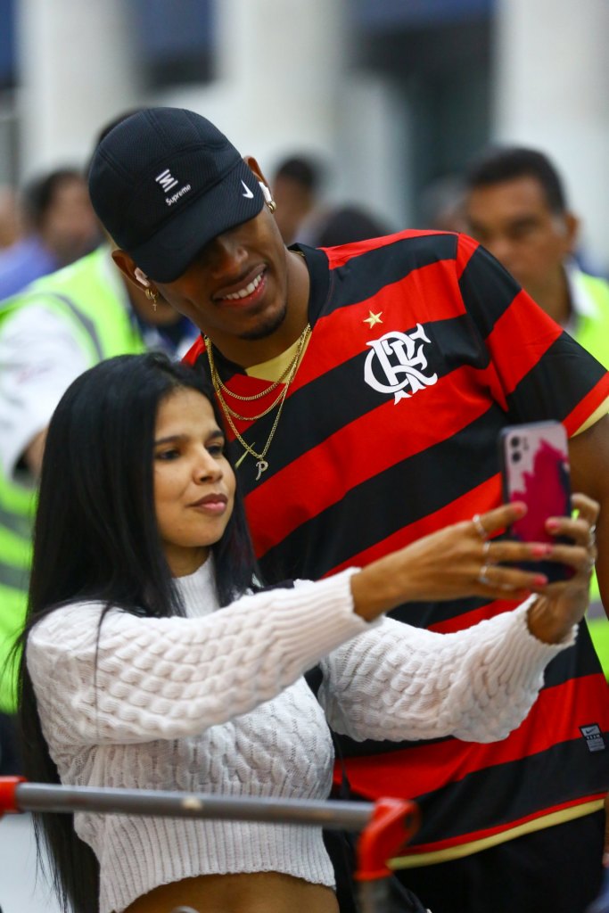 Paulo André é tietado por fãs em aeroporto do Rio de Janeiro (Foto: Vitor Pereira/AGNEWS)