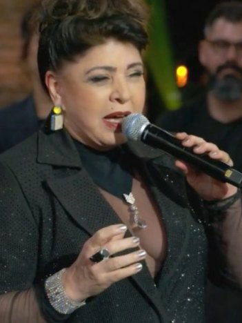 Roberta Miranda cantando no palco do 'Domingão com Huck'
