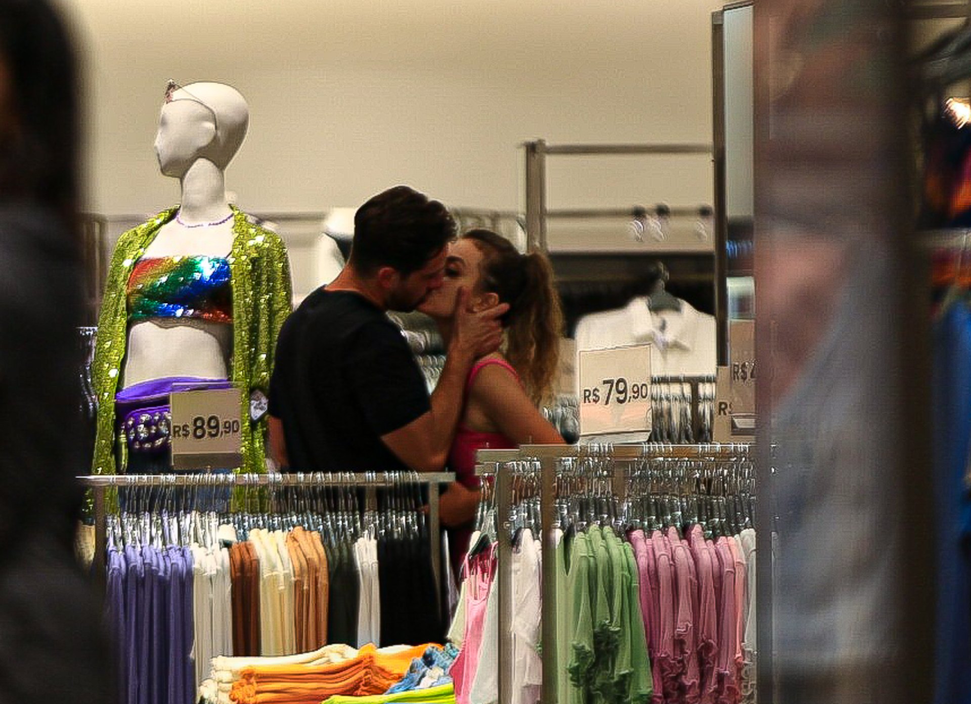 Rafael Cardoso beija mulher durante passeio no shopping (Foto: Edson Aipim/AgNews)