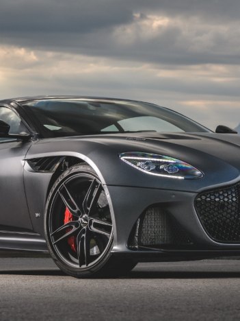 Carro luxuoso da marca Aston Martin