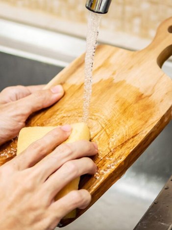 A maneira correta de higienizar tábuas de carne e outros utensílios de madeira