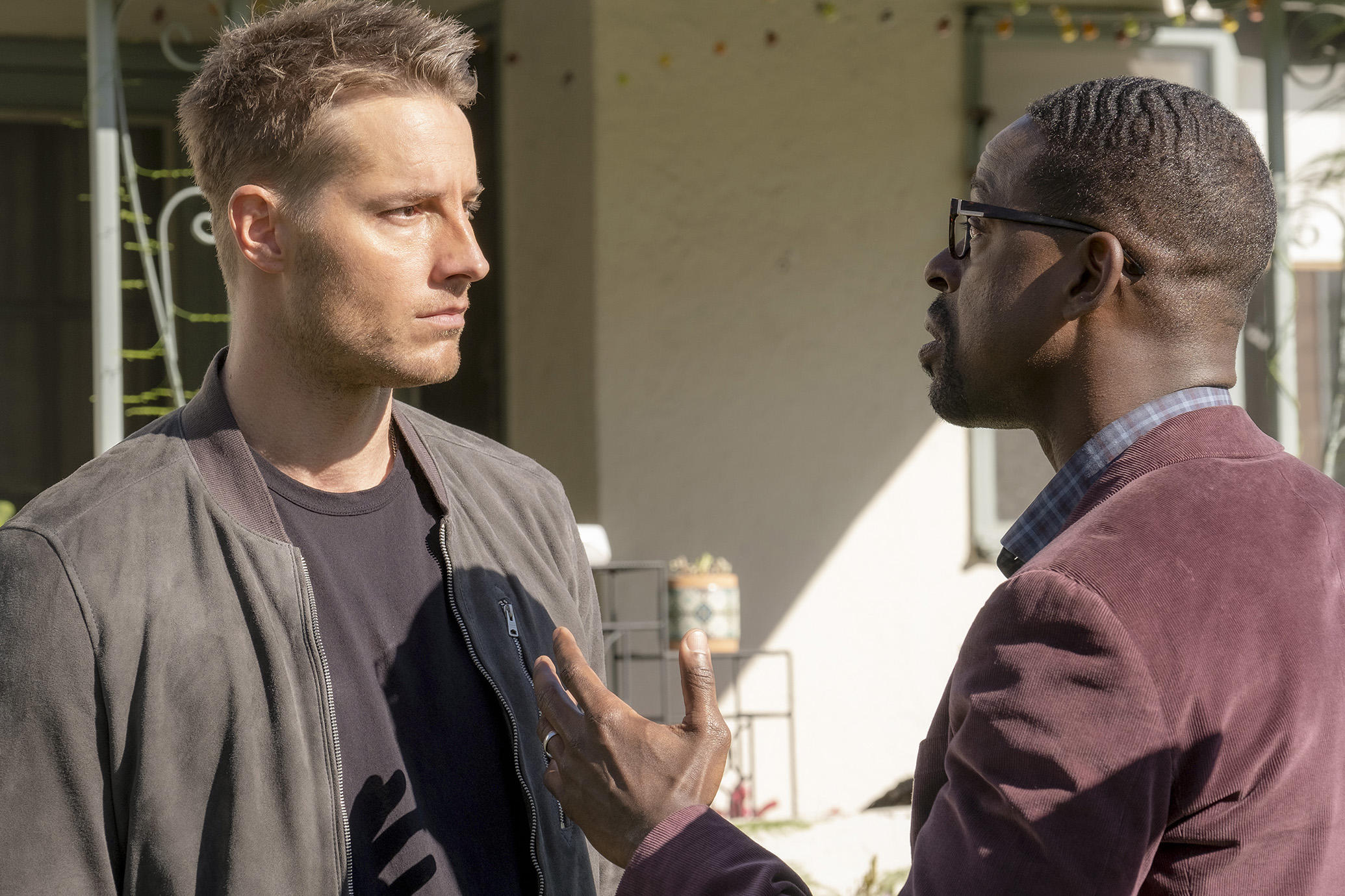 Discussão entre Kevin (Justin Hartley) e Randall (Sterling K. Brown) em This is Us