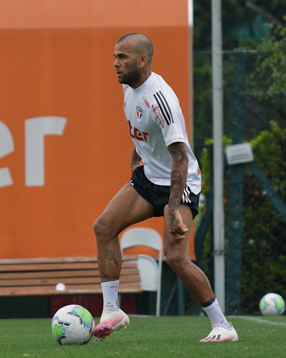Daniel Alves em treino do São Paulo