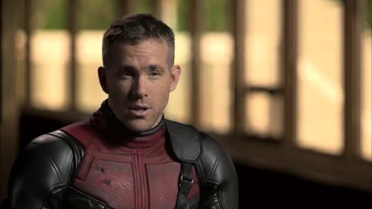 Ryan Reynolds vestido como Deadpoool em vídeo