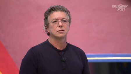 BBB 2023: Boninho dá bronca nos brothers e gera climão Boninho na casa do Big Brother Brasil; diretor acabou soltando informação sobre a participação de um sertanejo no BBB 2023 (Foto: Reprodução/TV Globo)