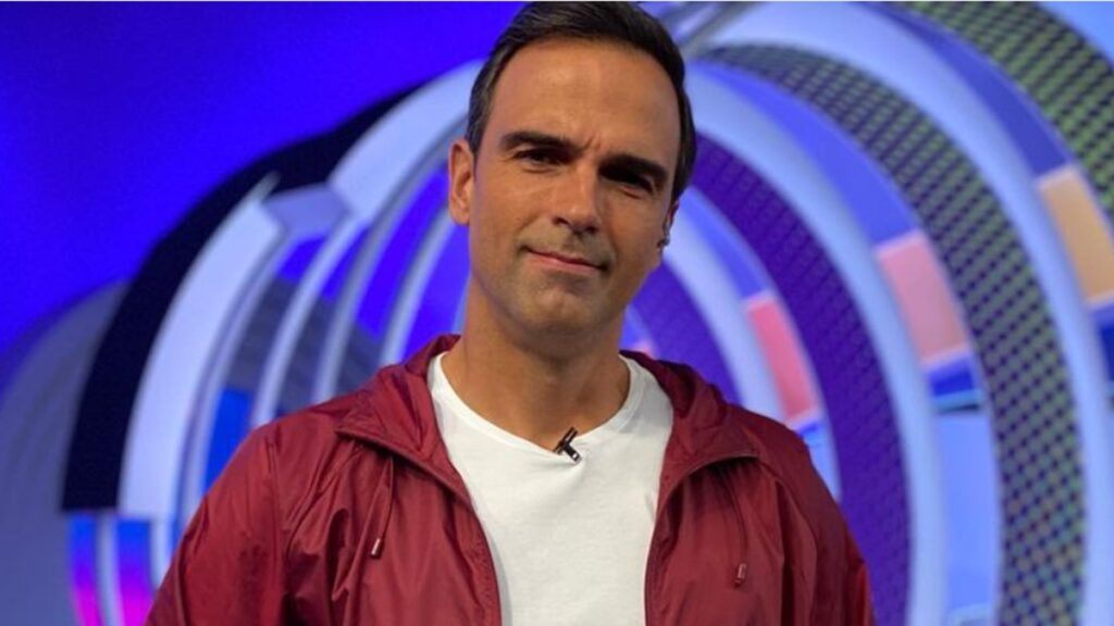 Tadeu Schmidt no cenário do BBB 2022, nos Estúdios Globo (Foto: Reprodução/Instagram)