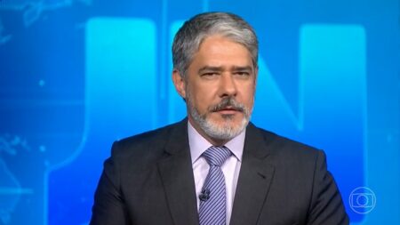 William Bonner é convocado às pressas pela Globo em dia de caos William Bonner no Jornal Nacional (Foto: Reprodução/TV Globo)