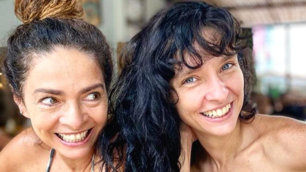 Claudia Ohana revela estado de saúde da filha após internação Claudia Ohana e a filha, Dandara