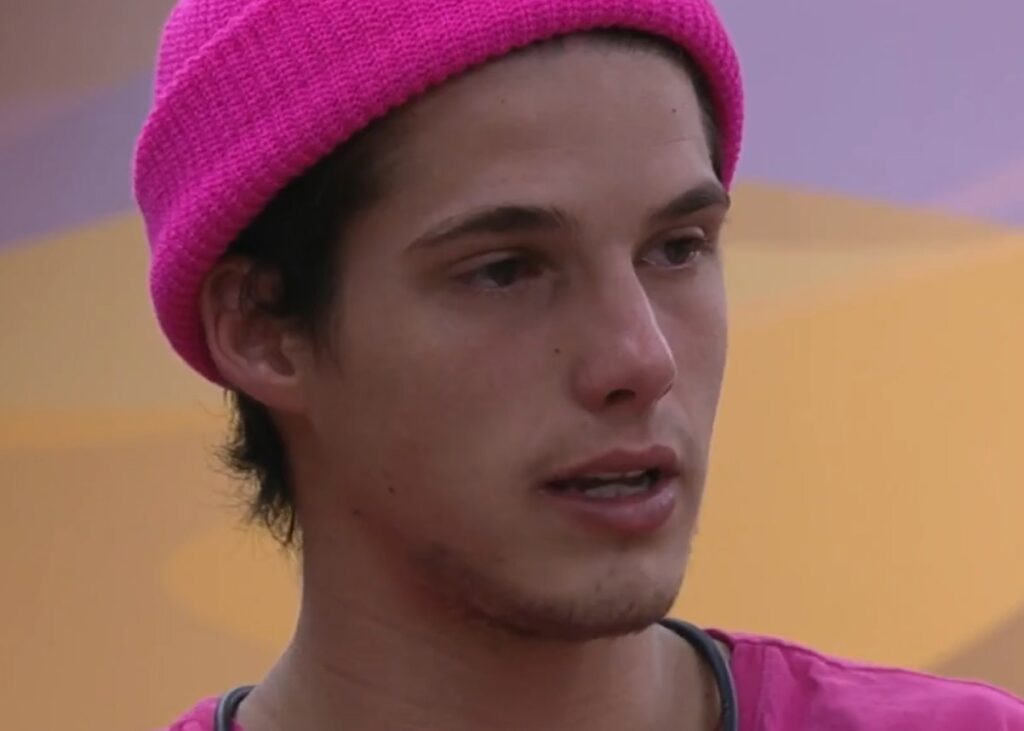 BBB 2023: Gabriel se abala com aviso de Tadeu e ameaça desistir Gabriel Tavares desabafa e pensa em desistir do reality show