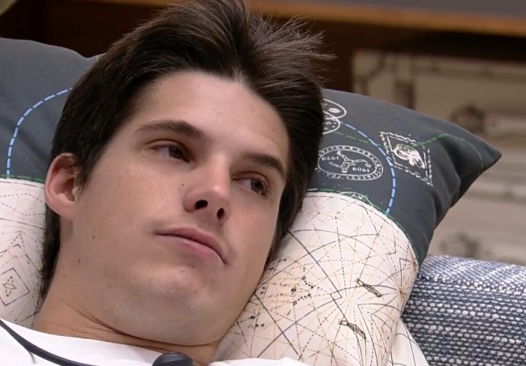 BBB 2023: Após traição ao grupo, Gabriel combina voto com Guimê Gabriel Tavares planeja voto em conversa com Guimê