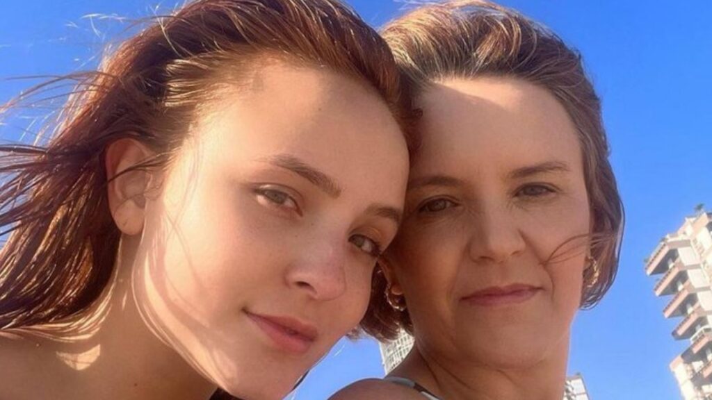 Larissa Manoela se manifesta após suposta confusão com a mãe Larissa Manoela e mãe