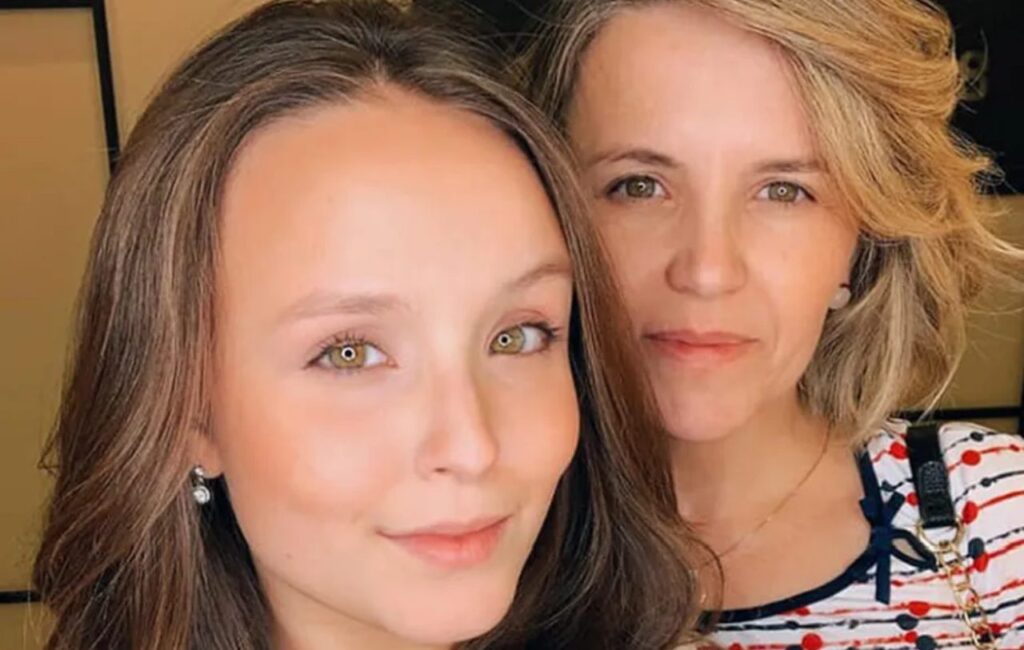 Mãe de Larissa Manoela surpreende com atitude após unfollow na filha Larissa Manoela e mãe
