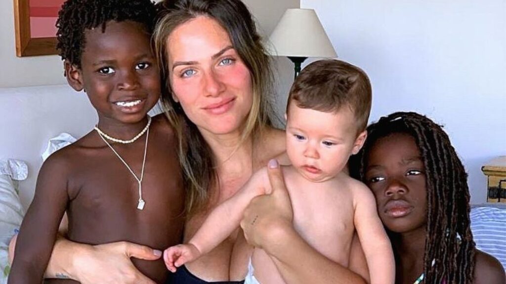 Giovanna Ewbank chora ao relembrar casos de racismo contra os filhos Giovanna Ewbank e filhos