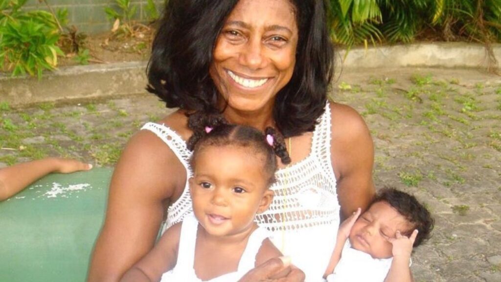 Filha de Glória Maria emociona com desabafo sobre a mãe: “A melhor” Glória Maria com as filhas, Maria e Laura