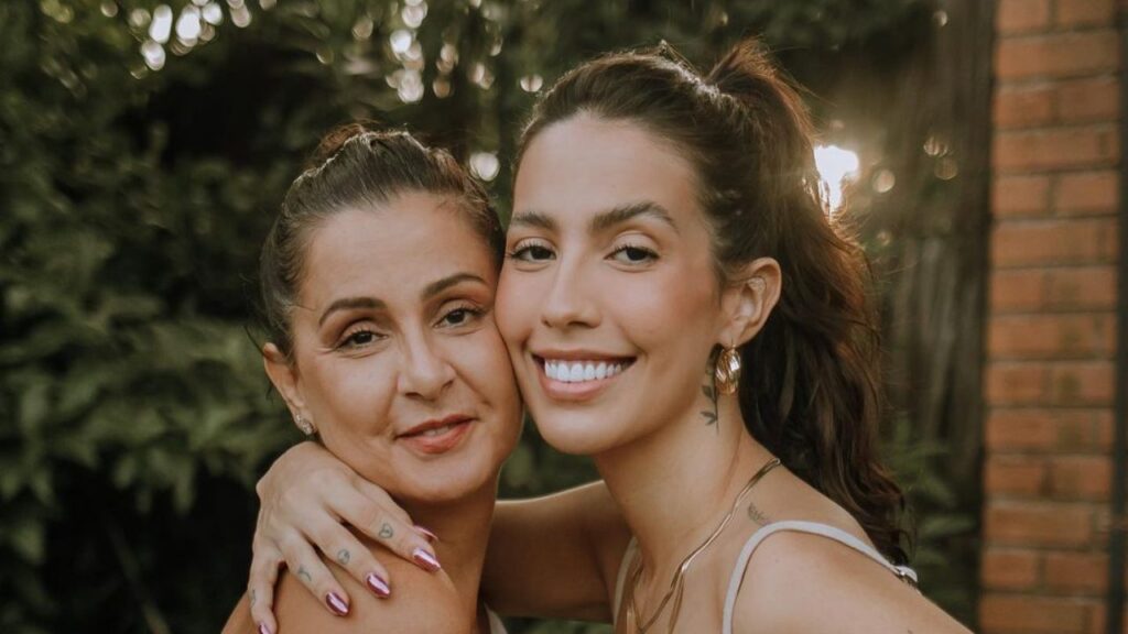 Gabi Brandt desabafa após mãe receber diagnóstico de câncer Gabi Brandt e Silvia Nunes