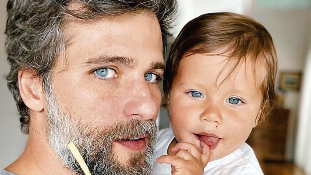 Bruno Gagliasso passa por situação complicada ao buscar filho na escola Bruno Gagliasso e Zyan