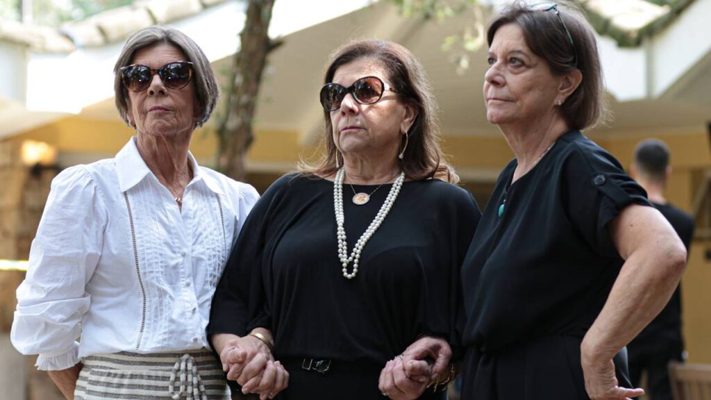 Filhas de Palmirinha se despedem da apresentadora, morta aos 91 anos Filhas de Palmirinha no velório da mãe