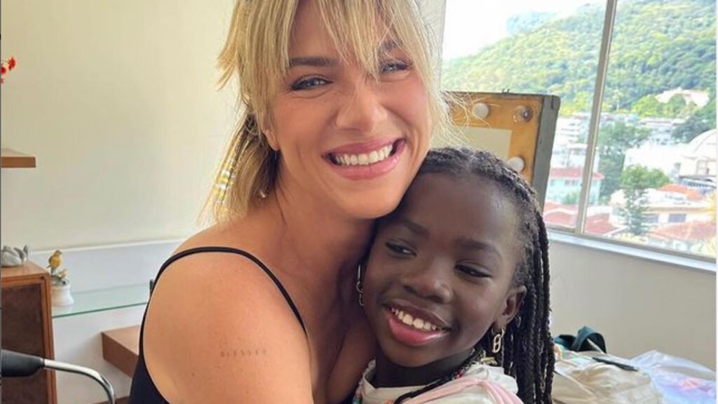 Cheia de estilo! 5 vezes que Titi Gagliasso deixou o público encantado com seus looks Giovanna Ewbank e Titi Gagliasso