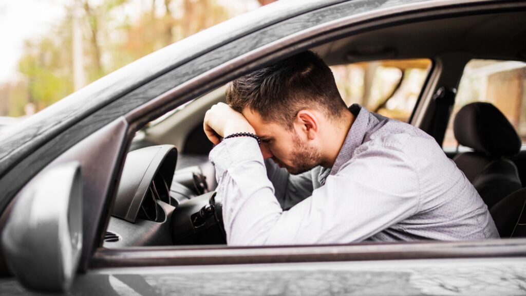Carros dedo-duro prometem multar quem infringir as leis de trânsito desta forma Homem estressado no carro