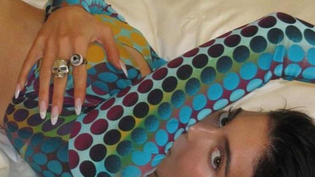 Kylie Jenner com francesinha de baunilha