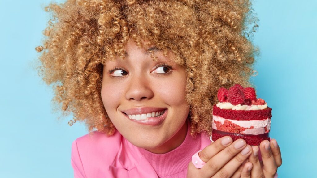 O doce de cada signo: você vai se surpreender com a sobremesa que combina com sua personalidade Mulher segurando doce