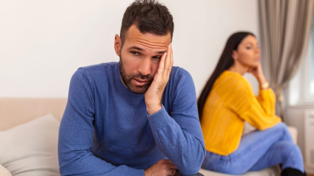 Homem perdendo interesse na mulher